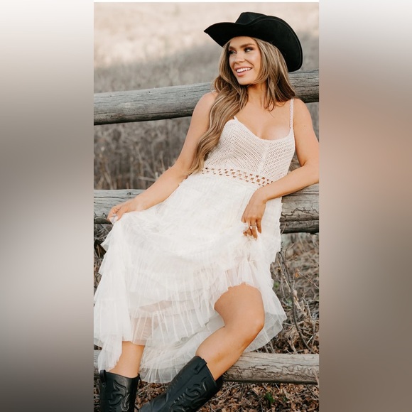 Elegant Cream Sleeveless Dress - Picture 4 of 4